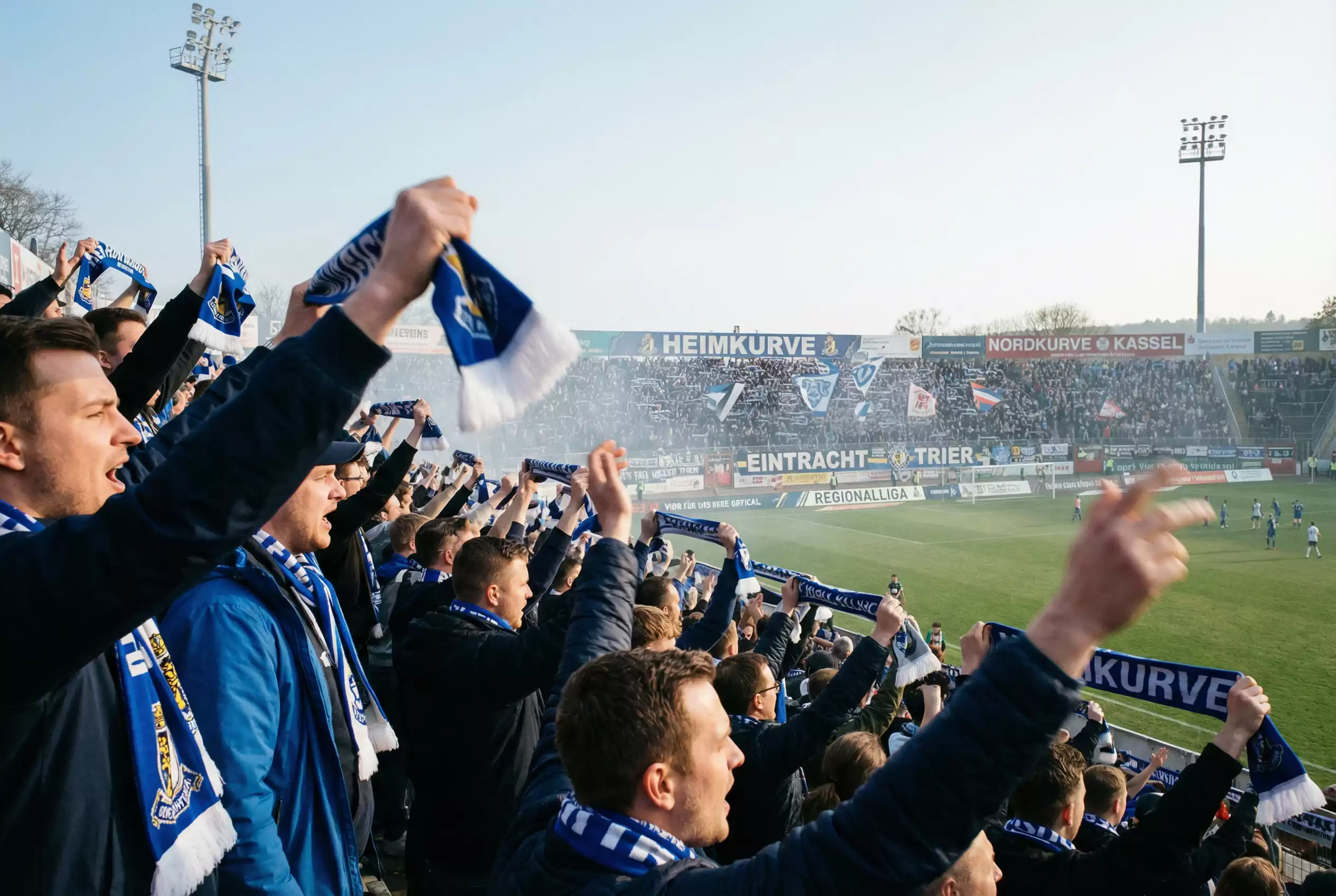 Regionalliga Stadion mit Fans und Zuschauern beim Fußballspiel